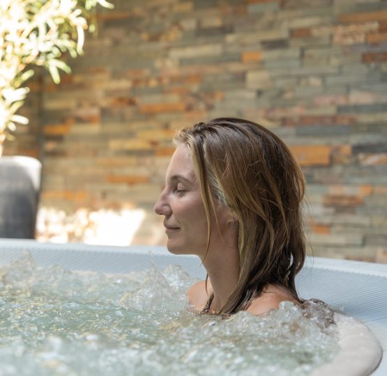 indoor-whirlpool-wellness.jpg Indoor whirlpool met bruisend warm water
