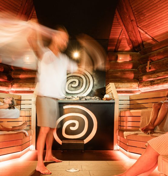 kelo-aufguss-sauna-dennenhout.jpg Kelo Aufguss sauna met dennenhouten boomstammen