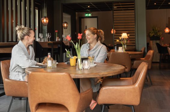 Gasten genieten van een gezonde maaltijd in het restaurant van sauna en wellnesscentrum LeeuwerikHoeve in Burgum.