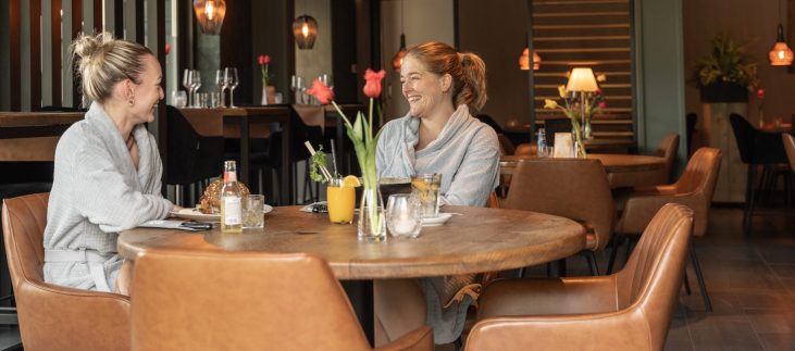 Gasten genieten van een gezonde maaltijd in het restaurant van sauna en wellnesscentrum LeeuwerikHoeve in Burgum.