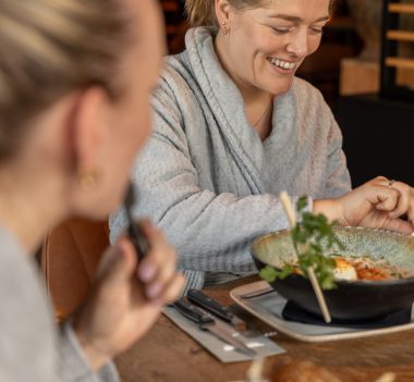 Gasten genieten van een gezonde lunch in het restaurant van sauna en wellness Thermen & Beauty LeeuwerikHoeve in Burgum, Friesland.