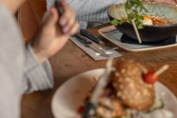Gasten genieten van een gezonde lunch in het restaurant van sauna en wellness Thermen & Beauty LeeuwerikHoeve in Burgum, Friesland.